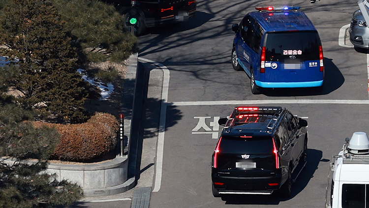 윤석열 대통령 탄핵심판 5차 변론이 열린 4일 오후 윤 대통령을 태운 호송차량이 서울 종로구 헌법재판소로 향하고 있다. /연합뉴스