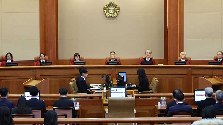 윤석열 대통령 탄핵 심판 6차 변론기일인 6일 서울 종로구 헌법재판소에 정계선(왼쪽부터), 김복형, 정정미, 이미선, 문형배, 김형두, 정형식, 조한창 헌재 재판관들이 심판정에 앉아 있다. /연합뉴스