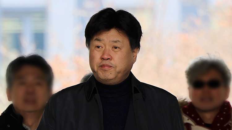 정치자금법 위반 혐의로 재판에 넘겨진 김용 전 민주연구원 부원장이 6일 서울 서초구 서울고등법원에서 열린 2심 선고 공판에 출석하고 있다. /연합뉴스