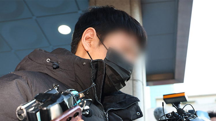 텔레그램을 이용해 성착취물을 제작·유포한 사이버성폭력 범죄집단 자칭 '자경단'의 총책 A씨가 24일 오전 서울 성동구 성동경찰서에서 검찰로 송치되고 있다. A씨는 2020년 5월 '자경단' 만들어 미성년자 159명을 포함해 남녀 피해자 234명(남성 84명·여성 154명)을 상대로 성착취물을 만들고 협박과 심리적 지배 등을 통해 성폭행하는 등의 혐의를 받는다. /연합뉴스