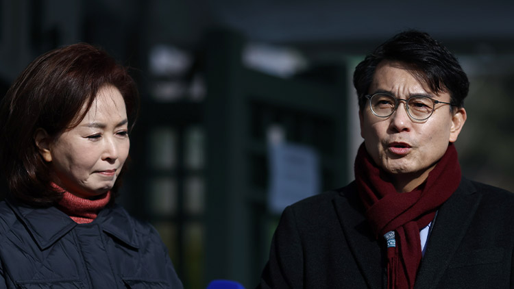 국민의힘 윤상현·김민전 의원이 7일 경기도 의왕시 서울구치소에서 윤석열 대통령 면회를 마친 후 관련 인터뷰를 하고 있다. /연합뉴스