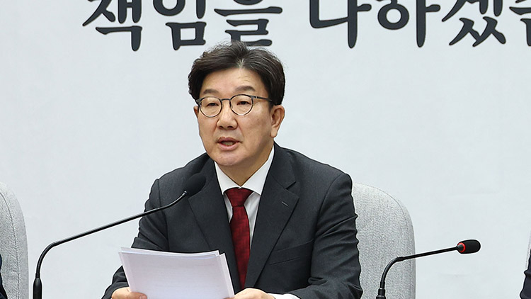 국민의힘 권성동 원내대표가 7일 오전 국회에서 열린 원내대책회의에 참석해 발언하고 있다. /연합뉴스