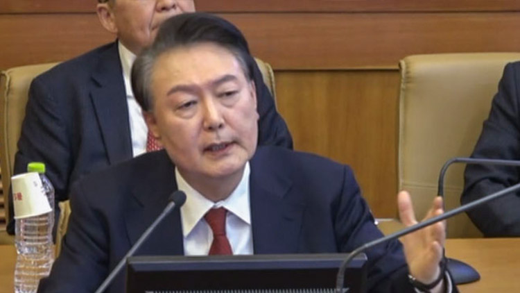 윤석열 대통령이 지난 6일 서울 종로구 헌법재판소에서 열린 윤 대통령 탄핵 심판 6차 변론에서 증인으로 출석한 곽종근 전 육군 특수전사령관의 답변을 들은 뒤 발언을 하고 있다. /연합뉴스