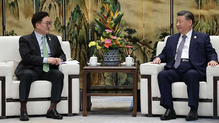 우원식 국회의장(왼쪽)이 7일 중국 헤이룽장성 하얼빈시 타이양다오호텔에서 시진핑 중국 국가주석을 접견하고 있다. /국회의장실 제공