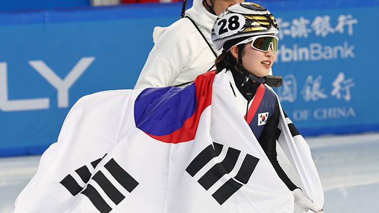 8일 중국 하얼빈 헤이룽장 빙상훈련센터 다목적홀에서 열린 하얼빈 동계아시안게임 쇼트트랙 여자 1,500m 결승에서 김길리가 금메달을 따낸 뒤 기뻐하고 있다. /연합뉴스