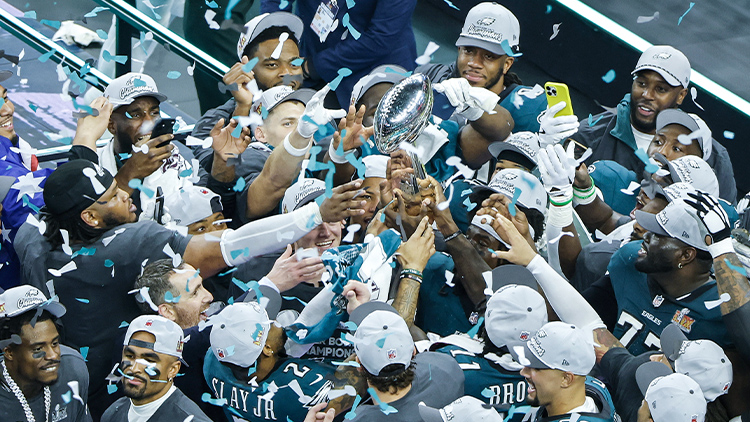 필라델피아 이글스 선수들이 10일(한국시간) 슈퍼볼 우승 트로피를 들고 환호하고 있다. /EPA=연합뉴스