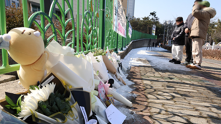 11일 오전, 초등생 1학년 여아가 살해당한 대전 서구 한 초등학교에서 학부모가 어린 자녀와 함께 사망한 김하늘 양을 위해 추모를 하고 있다. /연합뉴스