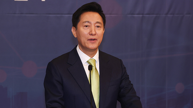 오세훈 서울시장이 12일 서울 여의도 국회 도서관에서 열린 '87체제 극복을 위한 지방분권 개헌 토론회'에서 개회사를 하고 있다. /연합뉴스