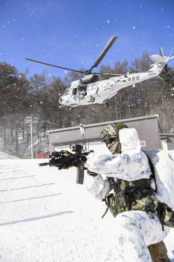 해병대 수색대대 장병들이 상륙기동헬기(마린온)로 기동 후, 패스트로프로 신속히 침투하며 주변을 경계하고 있다. /해병대 제공