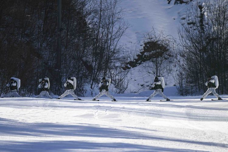 해병대 수색대대 장병들이 팀단위 대형을 유지한 채 노르딕 스키를 활용해 은밀하고 신속하게 기동하고 있다.