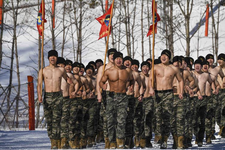 해병대 수색대대 장병들이 영하의 날씨와 강설을 극복하며, 강인한 체력과 해병대정신을 함양하기 위한 체력단련(PT, 구보)을 실시하고 있다.