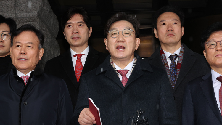 국민의힘 권성동 원내대표 등 지도부가 12일 헌법재판소 항의 방문을 마친 뒤 발언하고 있다. /연합뉴스