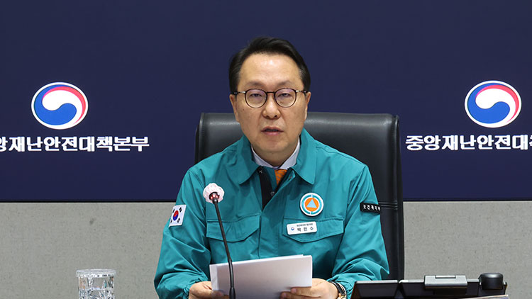 보건복지부 박민수 2차관이 13일 서울 종로구 정부서울청사 상황실에서 열린 의사 집단행동 중앙재난안전대책본부 회의에서 발언하고 있다. /연합뉴스