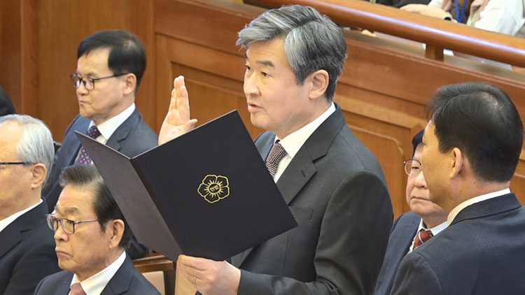 조태용 국가정보원장이 13일 서울 종로구 헌법재판소에서 열린 윤석열 대통령 탄핵 심판 8차 변론에 증인으로 출석해 선서하고 있다. /헌법재판소 제공