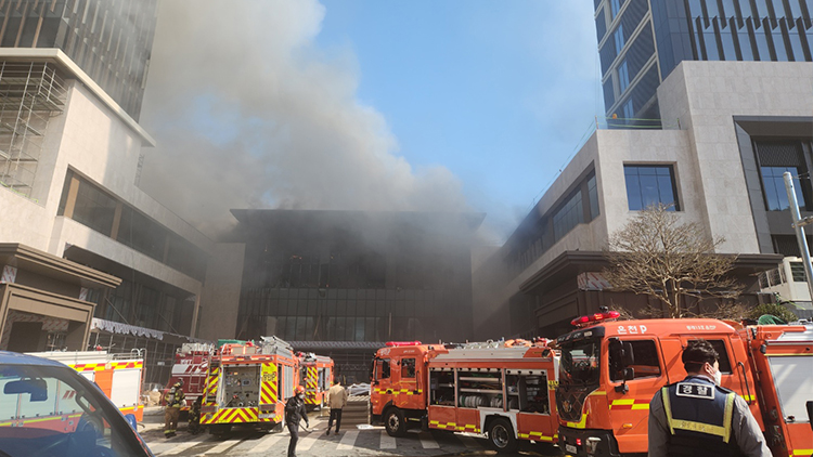 14일 부산 기장군 반얀트리 호텔 신축공사장에서 불이 나 연기가 치솟고 있다. /부산소방재난본부 제공