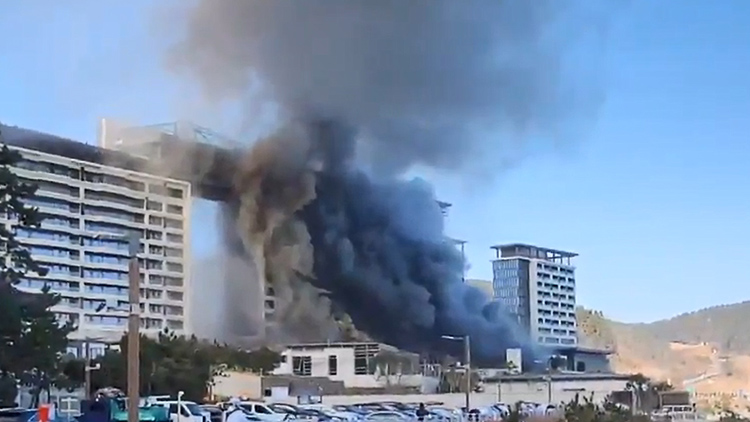 14일 부산 기장군 반얀트리 호텔 신축공사장에서 불이 나 검은 연기가 치솟고 있다. /연합뉴스