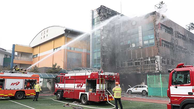 15일 서울 성동구 무학여자고등학교 급식실에서 화재가 발생해 소방관들이 물을 뿌리며 진화를 시도하고 있다. /연합뉴스