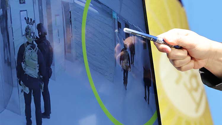 더불어민주당 소속 '윤석열 정부의 비상계엄 선포를 통한 내란 혐의 진상규명 국정조사특별위원회' 위원들이 16일 서울 여의도 국회 소통관에서 비상계엄 당시 계엄군의 국회 단전 조치 모습이 담긴 CCTV 영상을 공개하고 있다. /연합뉴스