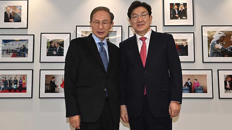 이명박 전 대통령이 17일 서울 서초구 청계재단을 찾은 국민의힘 권성동 원내대표와 기념촬영을 하고 있다. /연합뉴스