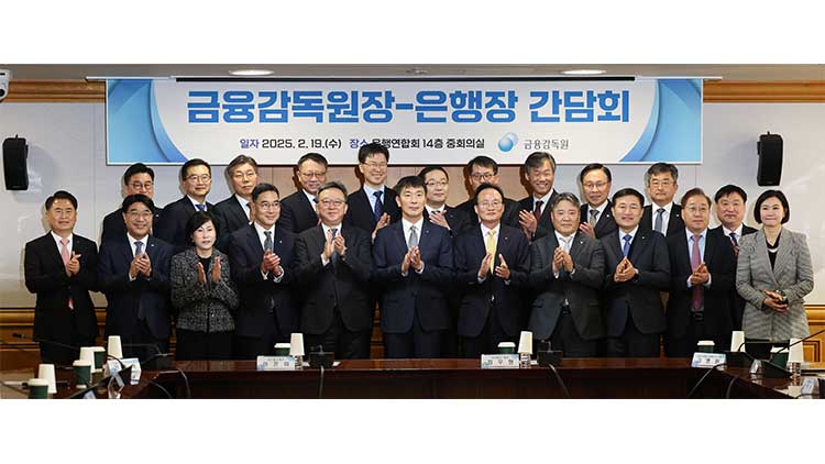 이복현 금융감독원장이 19일 서울 중구 은행회관에서 은행장들과 간담회를 갖기 전 기념촬영을 하고 있다. /연합뉴스