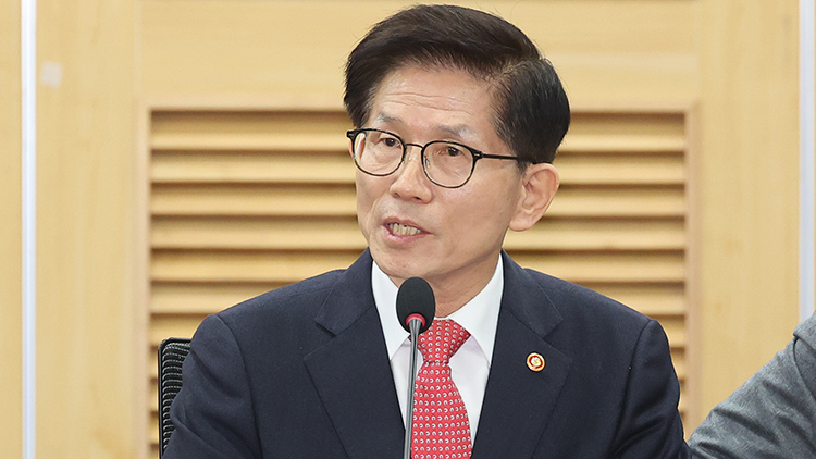 19일 서울 여의도 국회 의원회관에서 열린 '2030·장년 모두 Win-Win하는 노동개혁 대토론회'에서 김문수 고용노동부 장관이 발언하고 있다. /연합뉴스