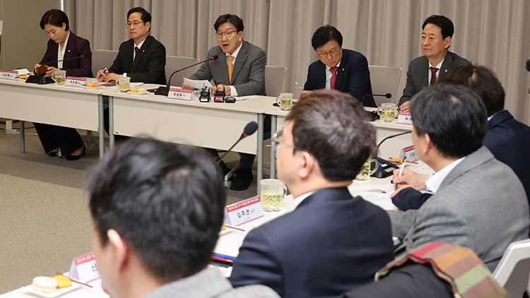 국민의힘 권성동 원내대표가 19일 경기 성남시 판교의 차량용 종합 반도체 기업 '텔레칩스'를 방문해 반도체 산업 위기 극복 방안을 논의하기 위한 현장 간담회를 하고 있다. /연합뉴스