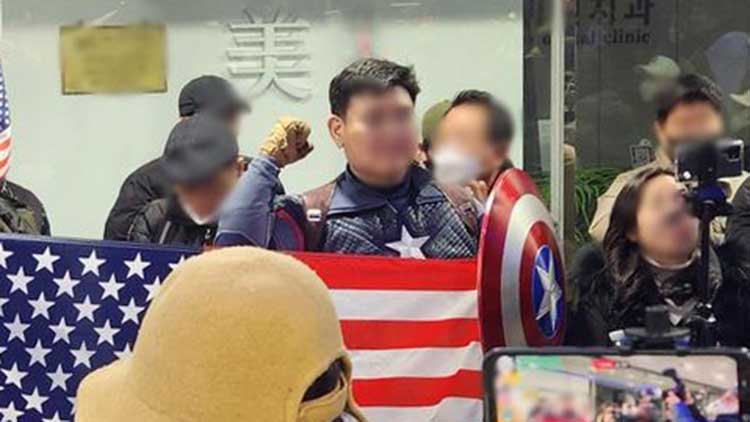 지난 10일 서울 중구 국가인권위원회에서 열린 '2025년 제2차 전윈위원회'를 앞두고 마블 캐릭터 '캡틴 아메리카' 복장을 한 윤석열 대통령 지지자가 시위하고 있다. /연합뉴스 