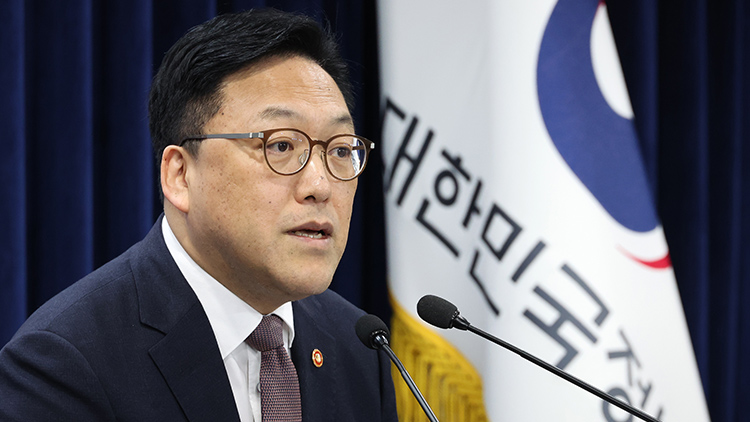 금융위원회 김병환 위원장이 24일 서울 종로구 정부서울청사에서 열린 기자간담회에서 발언하고 있다. /연합뉴스