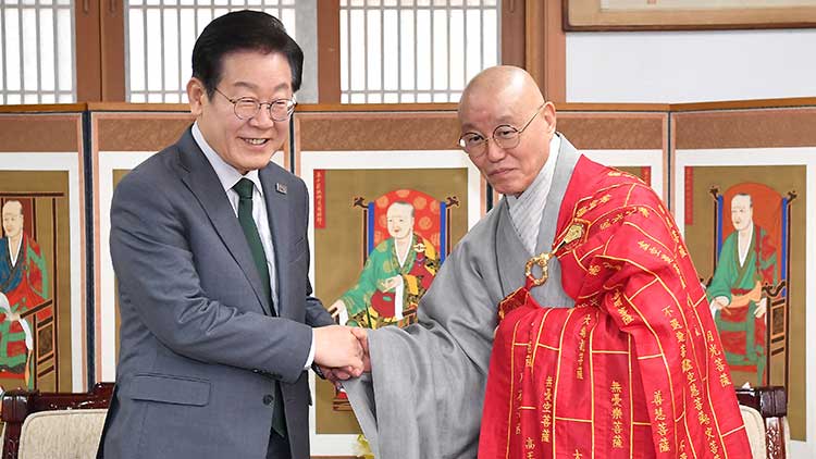 더불어민주당 이재명 대표가 24일 서울 종로구 한국불교 태고종 총무원에서 총무원장인 상진 스님과 악수하고 있다. /국회사진기자단