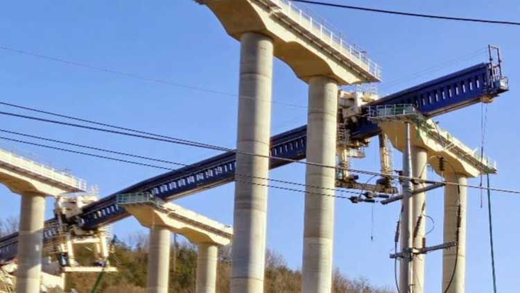 25일 오전 9시 49분께 충남 천안시 서북구 입장면 도림리 인근 안산용인고속도로 연결공사 교량 작업 중 교량이 무너지는 사고가 발생했다. /연합뉴스 