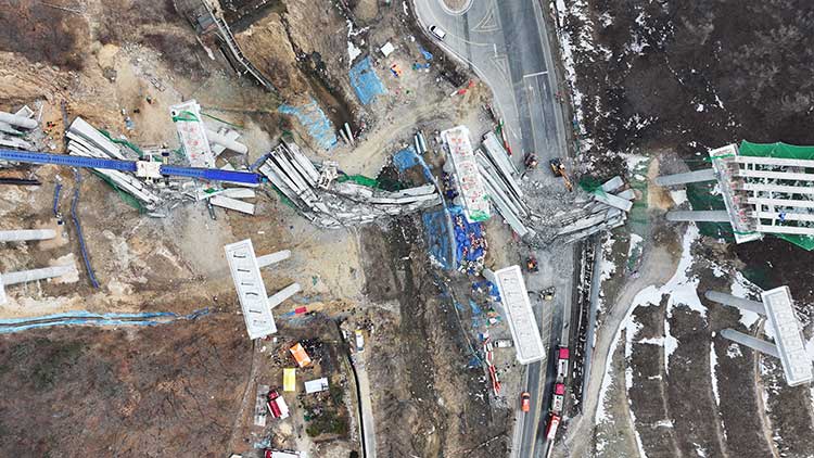 25일 경기도 안성시 서운면 산평리 소재 서울세종고속도로 천안~안성구간 9공구 천용천교 건설 현장에서 교량 연결작업 중 교각에 올려놓았던 상판이 무너지는 사고가 발생했다. 사진은 사고 현장 모습. /연합뉴스