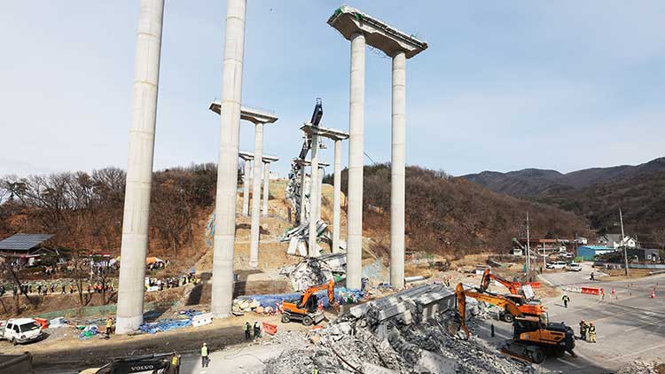 25일 경기도 안성시 서운면 산평리 소재 서울세종고속도로 천안~안성구간 9공구 천용천교 건설 현장에서 교량 연결작업 중 교각에 올려놓았던 상판이 무너지는 사고가 발생해 소방대원들이 인명 수색 구조작업을 하고 있다. /연합뉴스