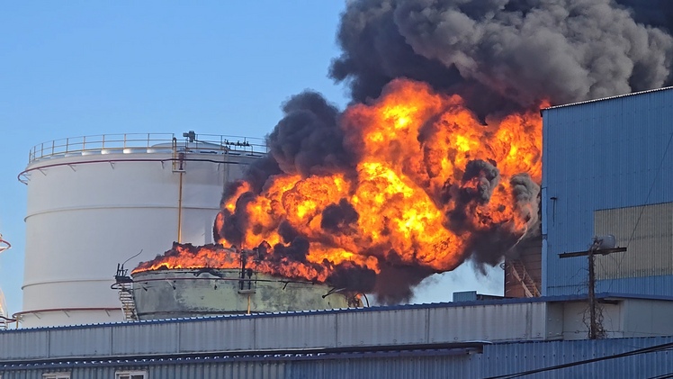 지난 10일 발생한 울산 유류 저장 탱크 폭발 화재 모습