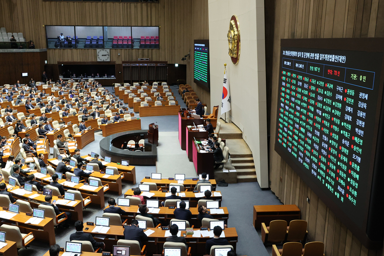 27일 국회 본회의에서 방송통신위원회 회의 최소 의사정족수를 3인으로 하는 방송통신위원회의 설치 및 운영에 관한 일부개정법률안이 통과되고 있다. /연합뉴스