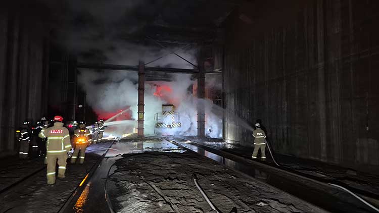 28일 오전 2시 26분께 충남 당진시 송악읍 현대제철 제1고로 인근에서 운반 열차에 실려있던 쇳물 300t이 누출되며 열차에 불이 나 출동한 소방대원들이 불을 끄고 있다. /연합뉴스 