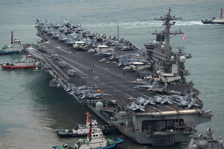 미국 해군 항공모함 칼빈슨함(CVN)이 3월 2일 해군부산작전기지에 입항하고 있다. /해군 제공