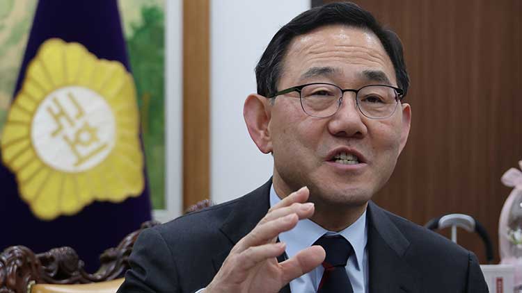 국민의힘 헌법개정특별위원회(개헌특위) 위원장을 맡은 주호영 국회 부의장이 4일 서울 여의도 집무실에서 첫 회의 내용에 대해 설명하고 있다. /연합뉴스 