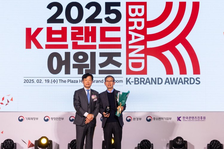 [TV조선 2025 K-Brand Awards] 더엔진(스쿨룩스) 2년 연속, K-소비·내구재(학생복)부문 수상