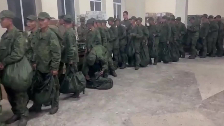 1차 파병된 북한군으로 추정되는 이들이 보급품을 받기 위해 줄을 서 있다. /연합뉴스