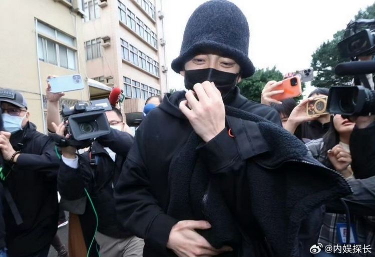 보석금을 내고 석방된 대만 배우 왕대륙 /출처: 웨이보 '内娱探长'
