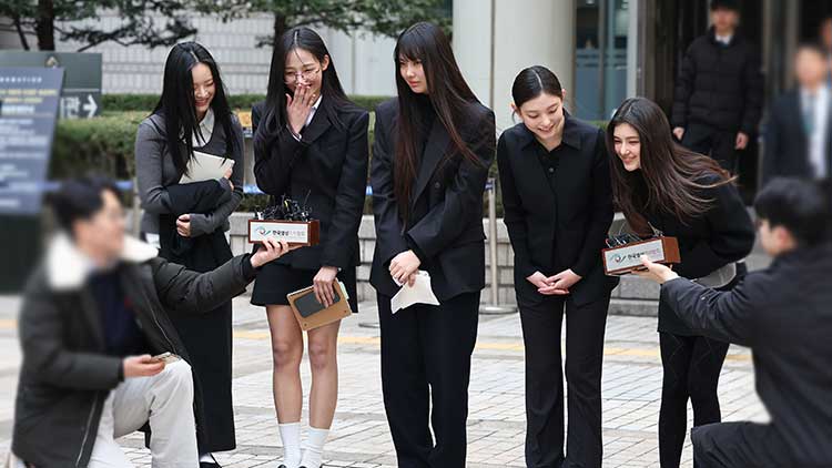  걸그룹 뉴진스(NJZ)가 7일 서울 서초구 서울중앙지방법원에서 열린 '기획사 지위보전 및 광고계약 체결 등 금지' 가처분 신청의 심문기일을 마친 뒤 법원 청사를 나서며 취재진 질문에 답하고 있다. 왼쪽부터 하니, 민지, 혜인, 해린, 다니엘 /연합뉴스