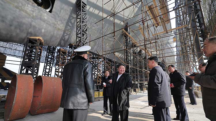 김정은 북한 국무위원장이 핵 추진 잠수함 건조 실태를 시찰했다고 조선중앙통신이 8일 보도했다. /연합뉴스 