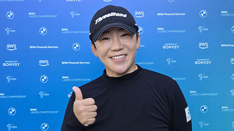 신지애는 9일 일본여자프로골프(JLPGA) 투어 통상 상금 1위에 올랐다. 신지애는 이날 일본 오키나와현 류큐 골프클럽(파72)에서 열린 JLPGA 투어 시즌 개막전 다이킨 오키드 레이디스 골프토너먼트(총상금 1억2천만엔) 최종 라운드에서 3언더파 69타를 쳐 최종 합계 6언더파 282타로 공동 2위를 차지했다. 사진은 작년 10월 20일 파주의 서원밸리 컨트리클럽에서 인터뷰 중 포즈를 취하는 신지애. /연합뉴스