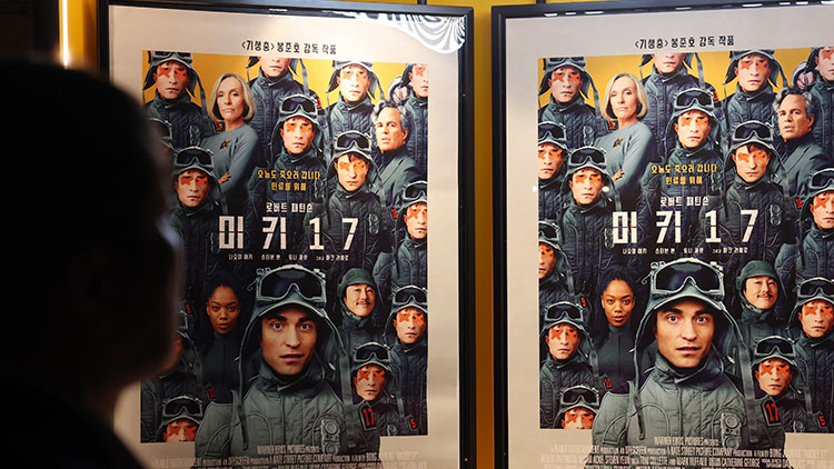 지난 4일 서울 시내의 한 영화관에 걸린 '미키 17' 포스터 /연합뉴스