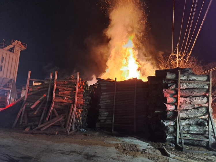 오늘 새벽 전북 남원시 한 목재 야적장에서 발생한 불로 목재가 타고 있다.