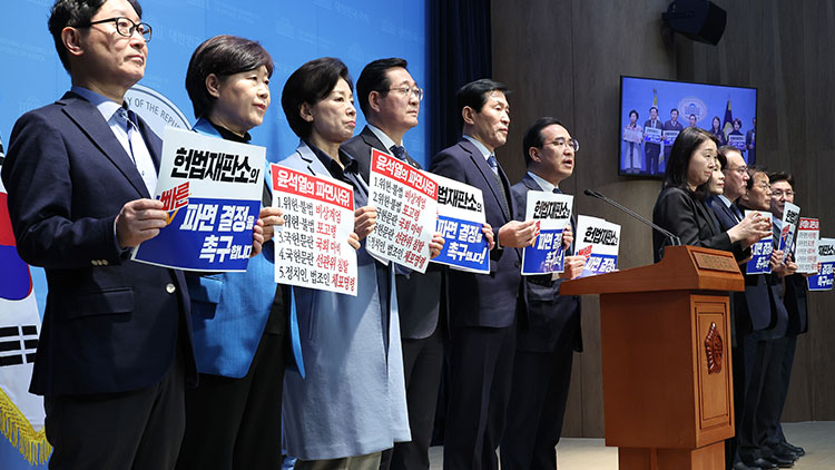 더불어민주당 박홍근 의원을 비롯한 박범계, 김민석, 남인순, 민홍철 의원 등 4선 국회의원들이 11일 국회 소통관에서 헌법재판소의 윤 대통령 파면 선고 촉구 기자회견을 하고 있다. /연합뉴스