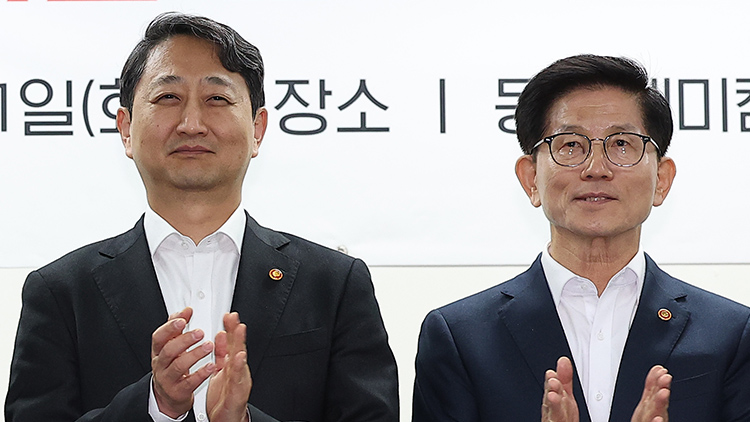 안덕근 산업통상자원부 장관과 김문수 고용노동부 장관이 11일 경기 성남시 판교 동진쎄미켐 R&D센터에서 열린 '반도체 연구개발 근로시간 개선 간담회'에서 기념촬영하고 있다. /연합뉴스