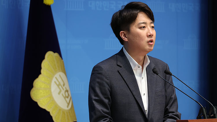 개혁신당 이준석 의원이 11일 서울 여의도 국회 소통관에서 고위공직자법죄수사처 폐지법 발의 취지를 설명하고 있다. /연합뉴스