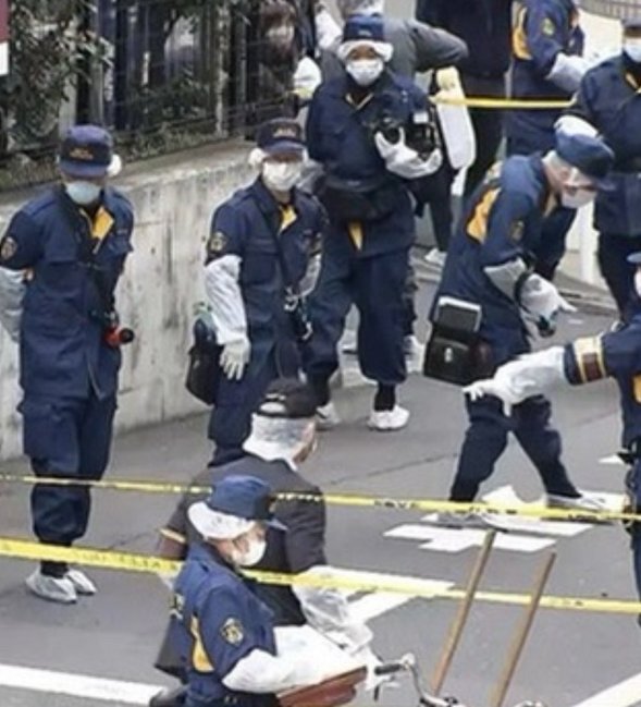 일본 도쿄 신주쿠에서 라이브방송을 하던 20대 여성이 흉기에 찔려 사망하는 사건이 발생했다.수사관들이 범행 현장을 조사하고 있다. /출처: 엑스(X)