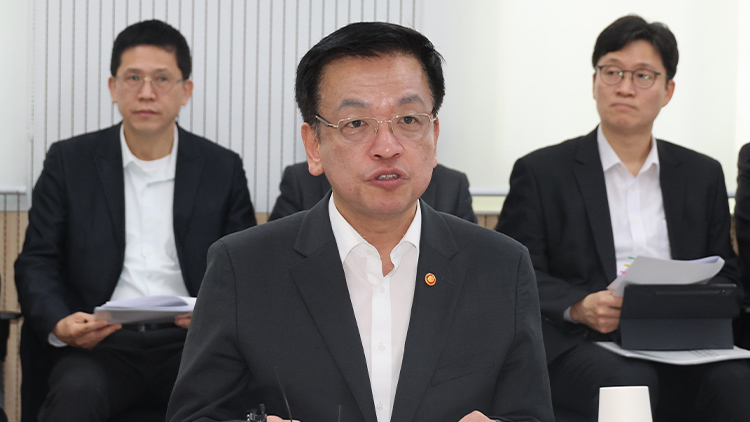 최상목 대통령 권한대행 부총리 겸 기획재정부 장관이 13일 서울 마포구 소상공인연합회 디지털교육센터에서 민생경제 점검회의를 하고 있다. /연합뉴스